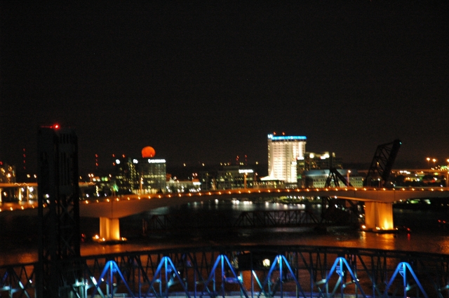 Moon setting over Jacksonville morning of May 5, 2012